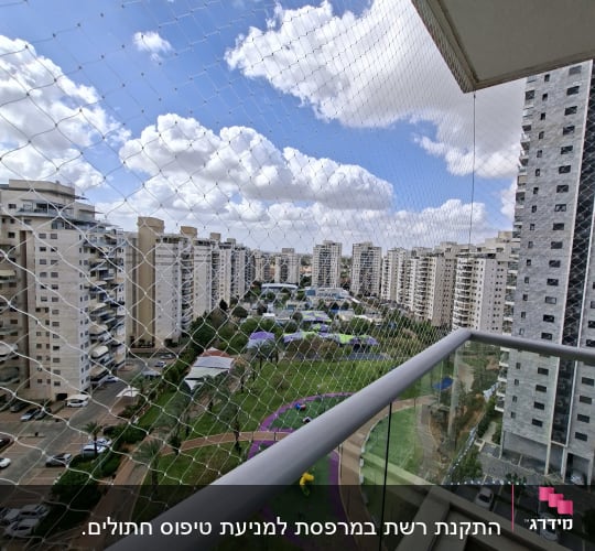 רשת יונים מותקנת על מרפסת בבניין מגורים